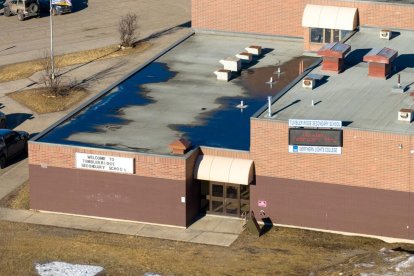 Vista aérea del edificio de la escuela secundaria Tumbler Ridge