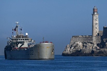El buque de la Armada Mexicana Isla Holbox llega a la Bahía de La Habana