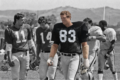 10 de agosto de 1982 - Santa Rosa, California, EE. UU. - Campo de entrenamiento de los Oakland Raiders en El Rancho Tropicana, Santa Rosa, California. El linebacker de los Oakland Raiders, Ted Hendricks