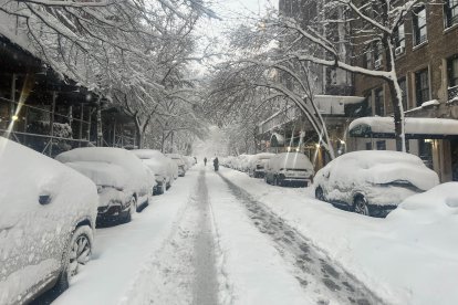 La nieve cubre los coches en una calle de Nueva York. Una fuerte tormenta de nieve azota el noreste de EEUU.