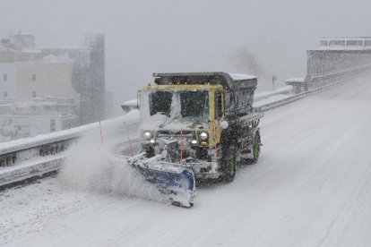 Una quitanieves cruza el puente de Brooklyn durante una tormenta invernal en la ciudad de Nueva York el 23 de febrero de 2026.