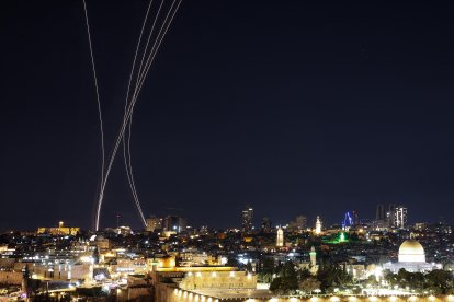 Las estelas de los cohetes interceptados por el sistema de defensa antimisiles Iron Dome de Israel se ven sobre Jerusalén el 1 de marzo de 2026. Estados Unidos e Israel lanzaron ataques contra Irán el 28 de febrero, y la cadena pública israelí informó de que el líder supremo iraní había sido el objetivo, mientras que la República Islámica respondía con una lluvia de misiles contra los Estados del Golfo e Israel.