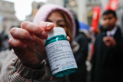 Una activista pro-aborto con píldoras abortivas en medio de una protesta (Archivo)