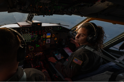 El capitán Kyle Weinell, de la Fuerza Aérea de EE. UU. (izquierda), piloto de un KC-135 Stratotanker del 99.º Escuadrón de Reabastecimiento Aéreo, y la capitana Ariana Savino, copiloto de un KC-135 Stratotanker del mismo escuadrón, vuelan un KC-135 Stratotanker asignado al 117.º Ala de Reabastecimiento Aéreo, en la Base Conjunta de la Guardia Nacional Sumpter Smith, Alabama, en apoyo de una misión de reabastecimiento Red Flag-Nellis 25-3 sobre el Campo de Pruebas y Entrenamiento de Nevada, el 24 de julio de 2025. Durante las misiones Red Flag, el KC-135 proporciona apoyo de reabastecimiento aéreo a aeronaves de la Fuerza Aérea, la Armada y el Cuerpo de Marines de EE. UU., ampliando su alcance operativo y habilitando capacidades de alcance global