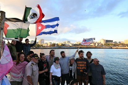 Activistas comunistas llegan a Cuba como parte de una flotilla de ayuda