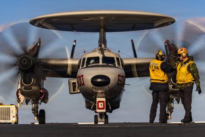 La marina haciendo señales a un avión E‑2D Hawkeye