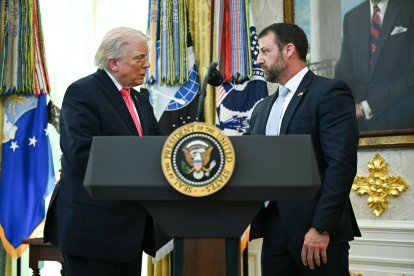 Donald Trump estrecha la mano de Mullin en el Despacho Oval