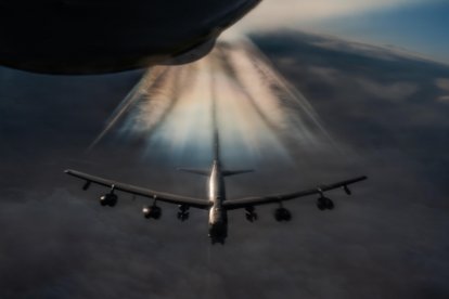 Un avión KC-135 Stratotanker de la Fuerza Aérea de los Estados Unidos se prepara para repostar un avión B-52H Stratofortress durante la Operación Epic Fury sobre la zona de responsabilidad del Mando Central de los Estados Unidos, el 20 de marzo de 2026. (Foto de la Fuerza Aérea de los Estados Unidos)