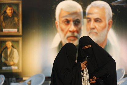 Mujeres frente a los retratos del comandante de la Guardia Revolucionaria iraní Qasem Soleimani