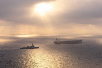 El destructor lanzamisiles de la clase Arleigh Burke USS Rafael Peralta (DDG 115) impone un bloqueo marítimo a un buque con pabellón iraní que intenta navegar hacia un puerto iraní, el 24 de abril de 2026.