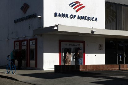 Personas utilizan los cajeros automáticos de una sucursal de Bank of America