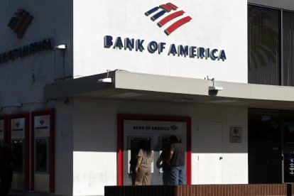Personas utilizan los cajeros automáticos de una sucursal de Bank of America