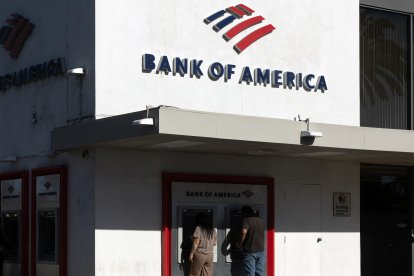 Personas utilizan los cajeros automáticos de una sucursal de Bank of America