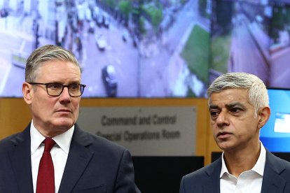 El primer ministro británico, Keir Starmer, acompañado por el alcalde de Londres, Sadiq Khan