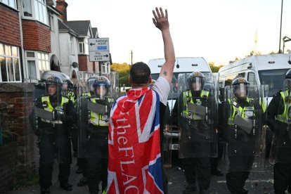 Manifestantes se enfrentan a la policía en Southampton
