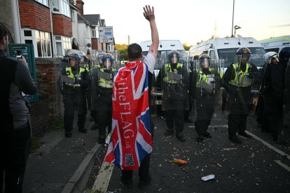 Manifestantes se enfrentan a la policía en Southampton