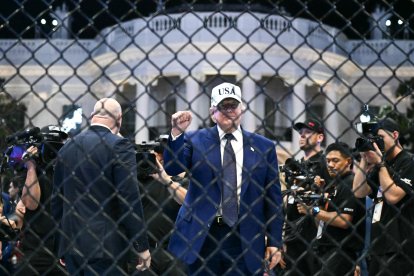 Donald Trump en el Octágono al concluir el UFC Freedom 250