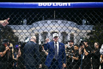 Donald Trump en el Octágono al concluir el UFC Freedom 250