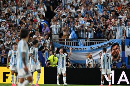 Lionel Messi, número 10, celebra su tercer gol contra Argelia