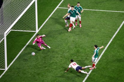 El centrocampista inglés n.º 10, Jude Bellingham, marca el primer gol de su equipo durante el partido de octavos de final del Mundial de 2026 entre México e Inglaterra, disputado en el Estadio de la Ciudad de México, en la Ciudad de México, el 5 de julio de 2026.