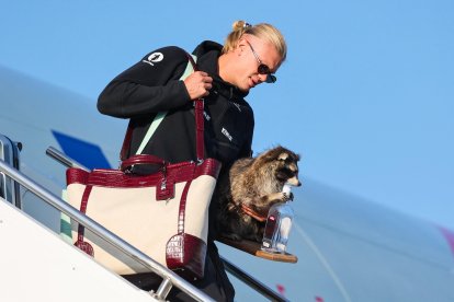 Erling Braut Haaland se baja de un avión (Archivo)