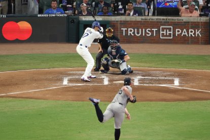 El bateador designado de la Liga Nacional, Shohei Ohtani, de los Dodgers de Los Ángeles, batea en la segunda entrada del partido de las Estrellas de la MLB en el Truist Park de Atlanta, Georgia, el 15 de julio de 2025. Tarik Daniel Skubal, de los Tigres de Detroit, de la Liga Americana, lanza una bola a Ohtani.