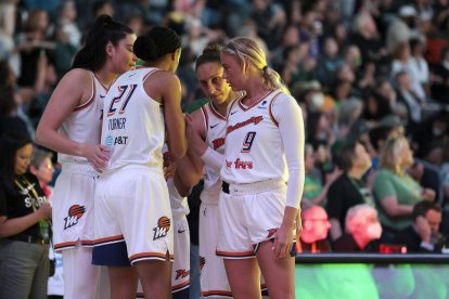 (De izquierda a derecha) Las jugadoras del Phoenix Mercury, Megan Gustafson, Brianna Turner, Diana Taurasi y Sophie Cunningham, se reúnen en un corrillo antes del inicio del partido de pretemporada de la WNBA entre el Phoenix Mercury y el Seattle Storm, celebrado en el Climate Pledge Arena de Seattle, Washington, el 8 de mayo de 2023.