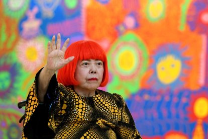 La artista japonesa Yayoi Kusama saluda durante una sesión fotográfica (Archivo)