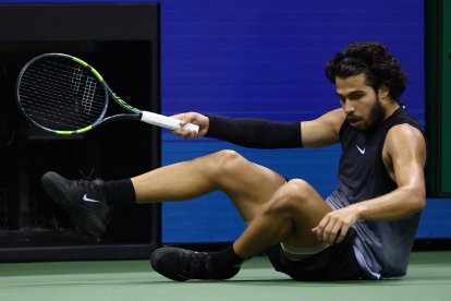 El español Carlos Alcaraz se cae durante el partido de cuartos de final de individuales masculinos contra el estadounidense Ben Shelton, en la décima jornada del torneo de tenis del US Open, celebrado en el Centro Nacional de Tenis Billie Jean King de la USTA, en la ciudad de Nueva York, el 9 de septiembre de 2026.