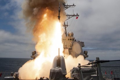 Océano Pacífico, 19 de junio de 2014 - El destructor lanzamisiles de la clase Arleigh-Burke USS John Paul Jones (DDG 53) lanza un misil Standard-6 (SM-6) durante una prueba de tiro real del sistema de armas Aegis del buque.