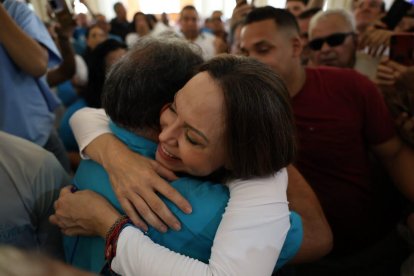 María Corina Machado se abraza con una seguidora tras regresar a Venezuela