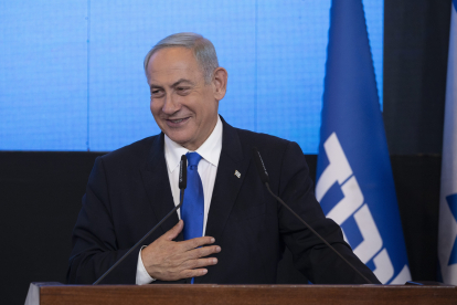 Netanyahu smiles at public appearance