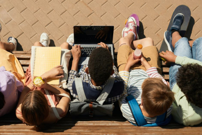 Varios niños observan un ordenador en una escuela. Posiblemente para entrar en redes sociales.