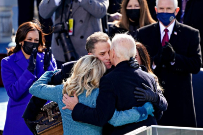 Hunter Biden abraza a su familia.