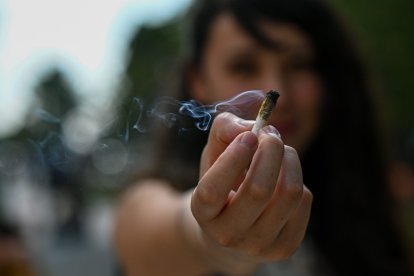 Una mujer con un cigarro de marihuana (imagen de archivo).