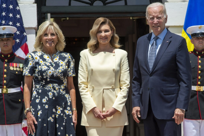 Olona Zelenska a la entrada de la Casa Blanca, acompañada de Joe y Jill Biden