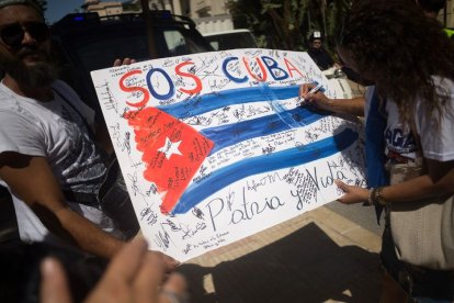 Una bandera cubana en la que puede leerse una llamada de auxilio