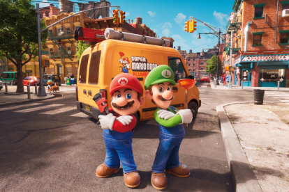 Imagen promocional de Mario y Luigi posando frente a su camión de fontaneros en 'Super Mario Bros. La Película'