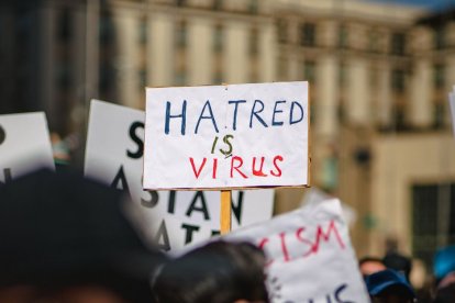 Cartel del "Odio es un virus" en una manifestación contra los delitos de odio