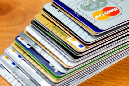 Montaña de tarjetas de crédito. Imagen subida en 2020 a PicServer por Credit cards by Nick Youngson CC BY-SA 3.0 Alpha Stock Images