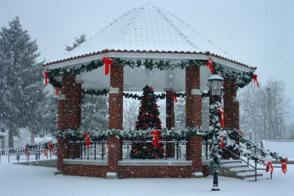 Imagen de archivo publicada el 8 de diciembre de 2005 de un quiosco de música nevado en Orleans, Indiana. Imagen publicada en Flickr por Cindy Cornett Seigle