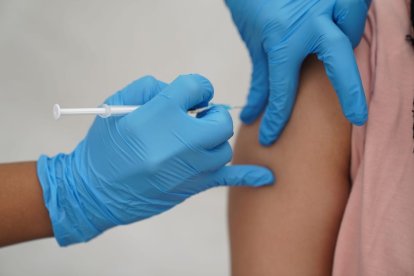 Personal médico inyectando una vacuna. Puede ser la del Covid o otra contra, por ejemplo, el sarampión. En Filadelfia se reportó un brote de esta misma enfermedad.