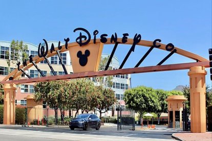 Entrada de Alameda Avenue a los Estudios Walt Disney en Burbank, California