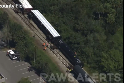 Miembros de los equipos de emergencia observan los tanques de propano del tren que descarriló en Manatee, Florida, en marzo de 2023.