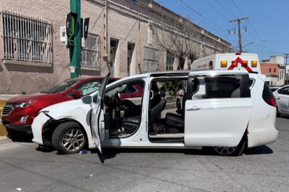 Coche accidentado tras el secuestro de cuatro estadounidenses.