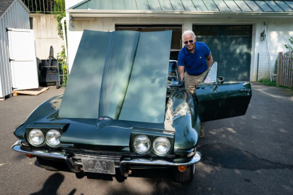 Joe Biden posa con su corvette en su residencia de Wilmington durante la campaña presidencial de 2020.