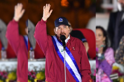 Daniel Ortega saluda sobre una imagen borroneada.