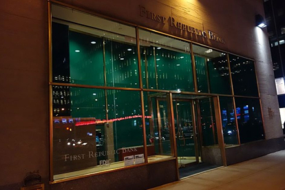 Fachada de la oficina del First Republic Bank en el Rockefeller Center de Manhattan.