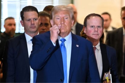 Donald Trump hace el gesto de tener una cremallera