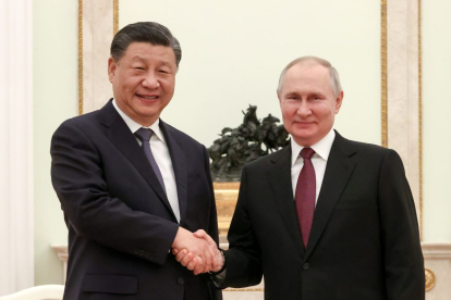 El presidente de China, Xi Jinping, y su homólogo ruso, Vladimir Putin, se dan la mano durante una reunión en el Kremlin de Moscú.